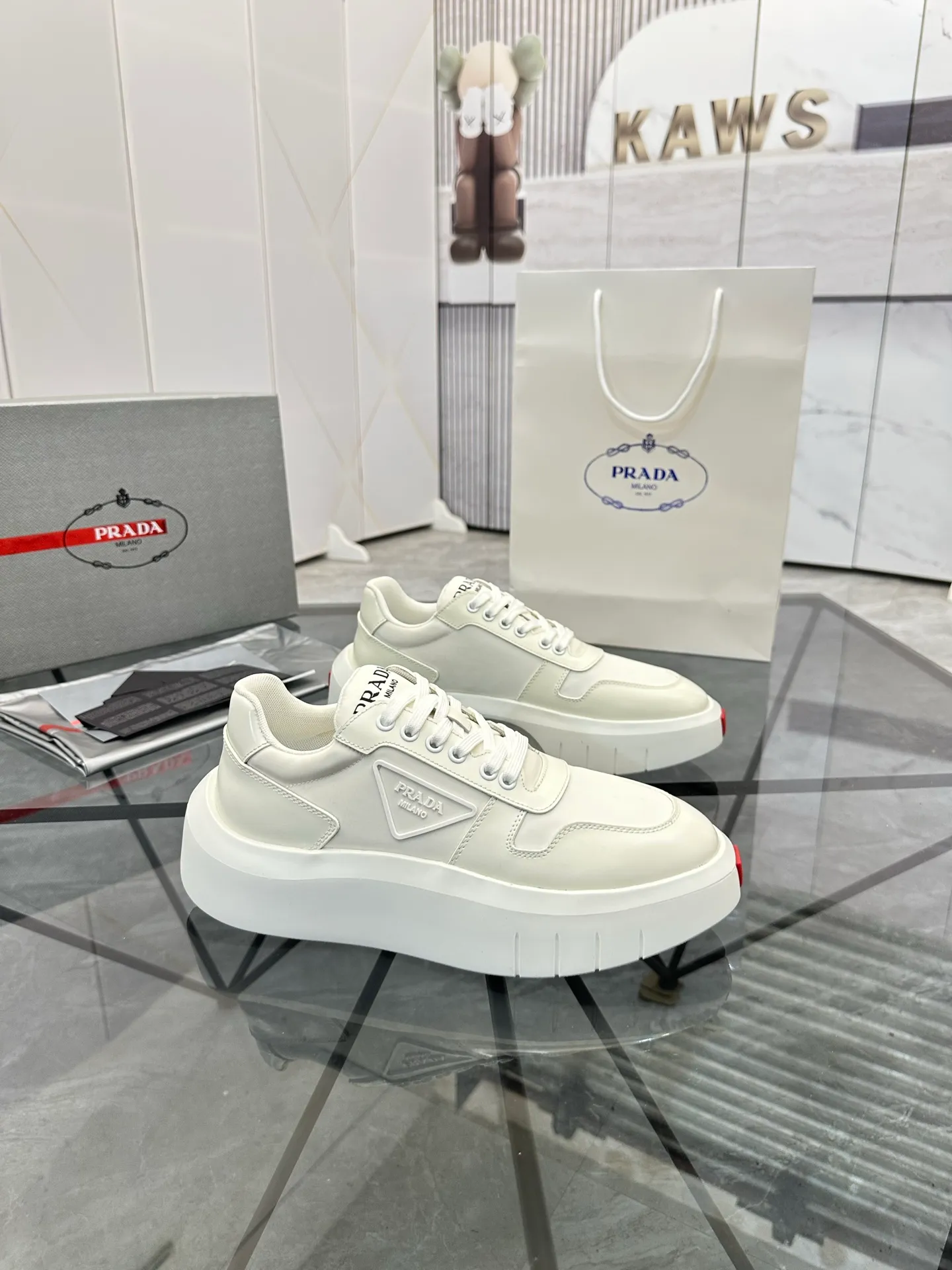 Men's shoes: 💰P620¥ High-end top quality Product trademark: Prada *"Prada*" low-top casual shoes Regular size: 38-45 (can be customized to 46) Product materials: imported first-layer cowhide leather on the upper spliced ​​with original fabric, breathable lining, cowhide foot pads, original ultra-light foam outsole. No.: 001